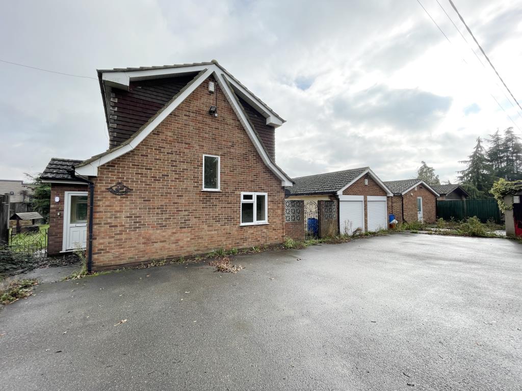 Lot: 37 - DETACHED PROPERTY WITH DETACHED DOUBLE GARAGE AND DETACHED ANNEXE - Outside image of house, garage and annexe from street